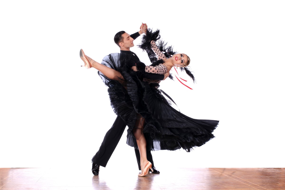Plesni par u crnom elegantnom plesnom zastoju tijekom plesne poduke u Plesnoj školi Banderillas Zagreb - quickstep